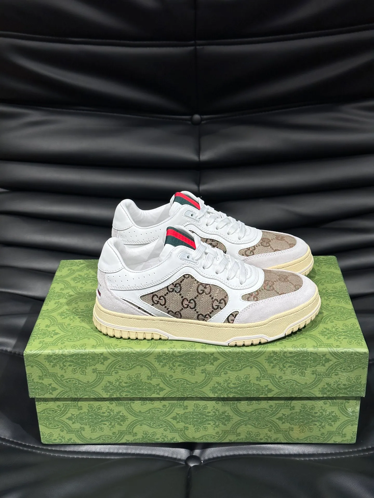 p480 Men's Men's Shoes Gucc*Gucci Re-Web series👫Couple's webbed leather sneakers, as the first sneakers created by Sabato De Sarno for Gucci, the Re-Web series reinterprets the brand's classic stripes, and sets off the modern silhouette design with bold and unique details. This shoe is crafted from iconic classic GG canvas and white leather. This new sneaker is ingeniously decorated with many of the brand's classic details, and is equipped with a bright red and green webbing tongue, which will make people fall in love at first sight. Yuan Size: Female 35-40 Male 39-44 (can be customized to 45, 46